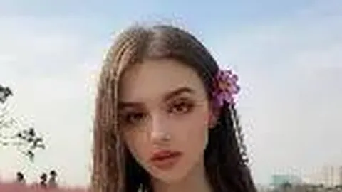 郎朗夫妇餐厅用餐，吉娜自拍挥手显亲民